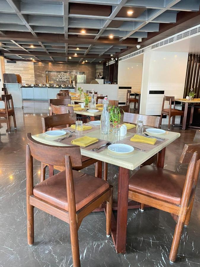 Paradigm Sarovar Portico Kākināda Eksteriør bilde